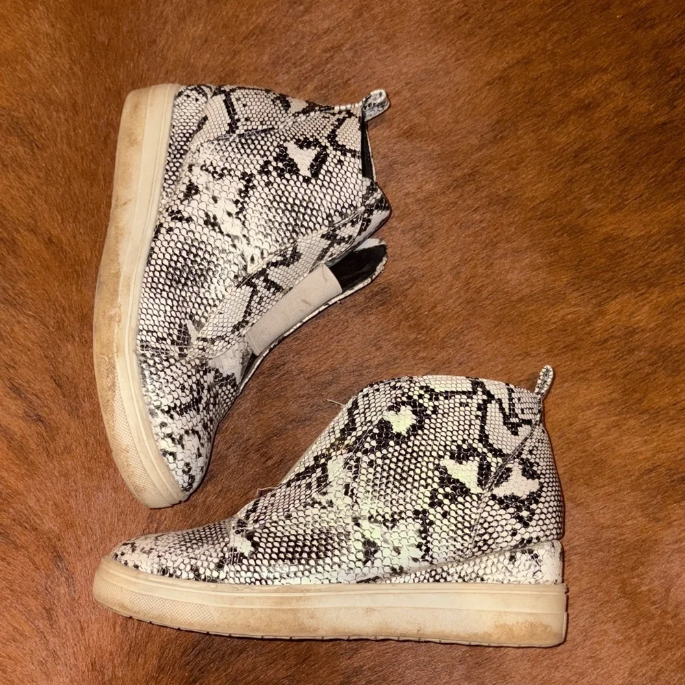Stylish Snakeskin Women’s Boots size 7